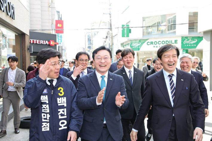 명창환 여수시장 후보(가운데)와 조국 대표가 여수시내를 함께 걸으며 환한 표정을 짓고 있다. 조국혁신당 제공 