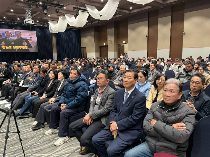 이광일 부의장(우측 두 번째)이 의정보고회 참석자들과 나란히 앉아 있다. 이광일 부의장 제공