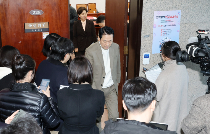 국민의힘 장동혁 대표를 비롯한 최고위원들이 22일 국회에서 열린 비공개 최고위원회의를 마친 뒤 이석하고 있다. 연합뉴스