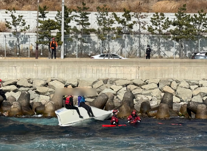 포항해경 구조대가 전복 선박 탑승자를 구조하고 있다. 포항해경 제공