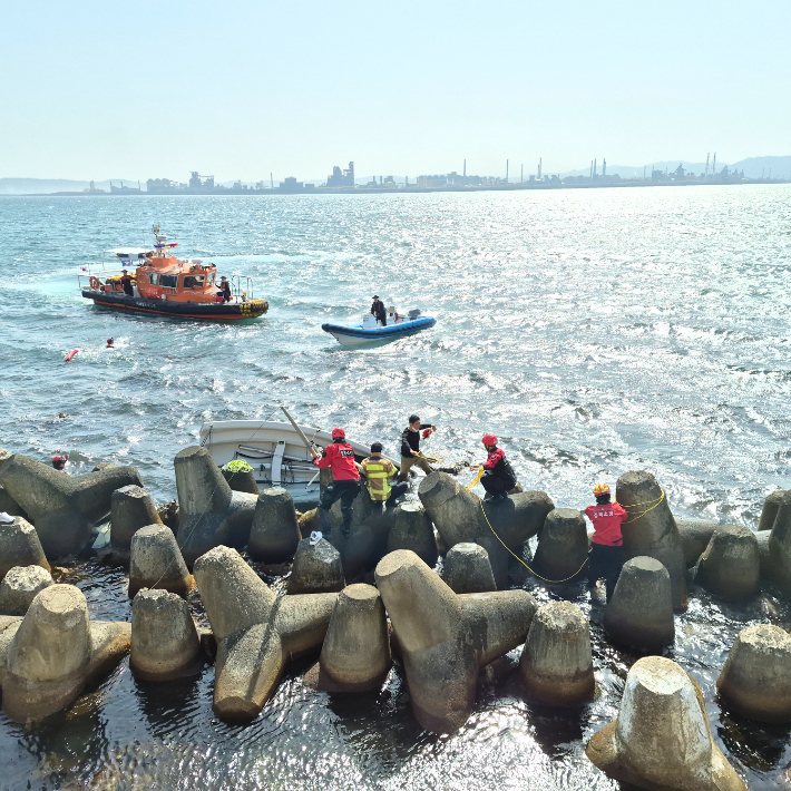 포항해경 구조대가 전복 선박 탑승자를 구조하고 있다. 포항해경 제공