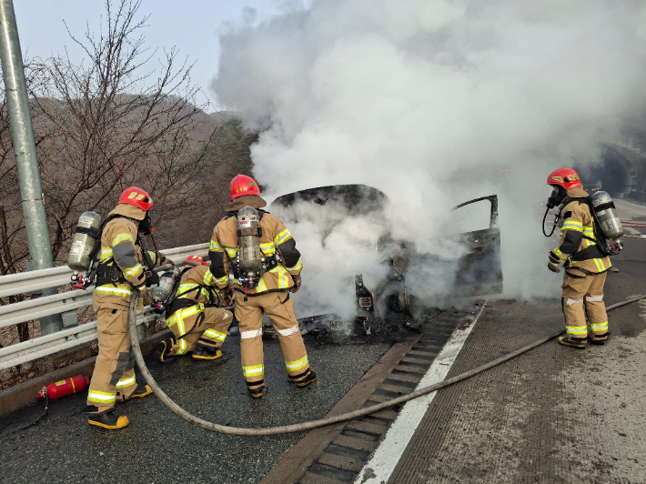 소방관들이 차량 화재를 진화하고 있다. 경북소방본부 제공
