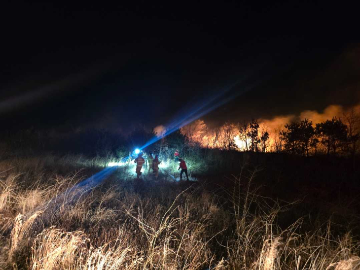 22일 오후 7시 22분쯤 강원 고성군 토성면 신평리 인근 야산에 불이 나 당국이 진화작업을 벌이고 있다. 강원소방본부 제공