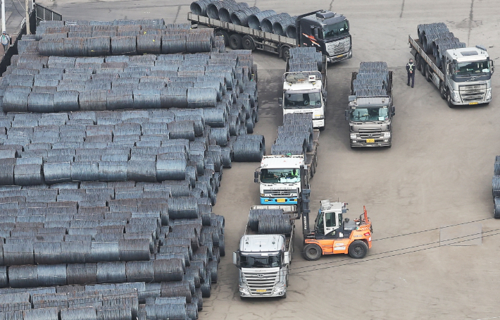 평택항에 쌓여있는 철강 제품. 연합뉴스