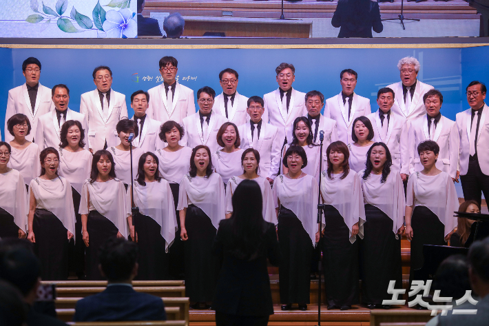 CBMC전북연합회 합창단이 무대에서 '내 삶의 이유라'를 합창하고 있다. 최화랑 기자