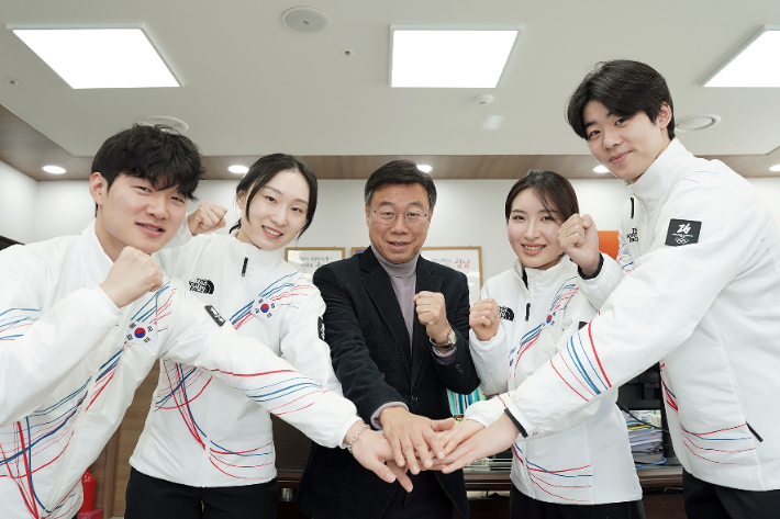성남시청 빙상팀 이정민, 최민정, 김길리, 이준서 선수와 신상진 성남시장. 성남시 제공