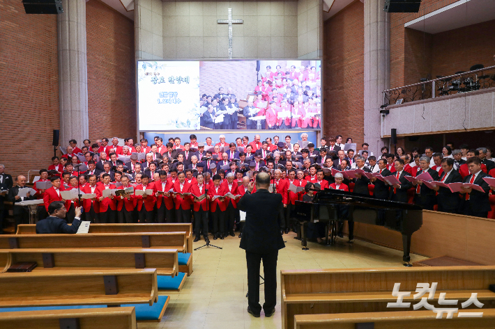 5개 합창단이 무대에 함께 올라 '오직 예수'를 연합 합창하고 있다. 최화랑 기자