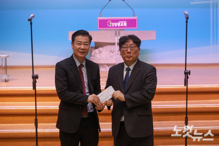 전북특별자치도장로회총연합회 대표회장 이수배 장로(오른쪽)가 전북CBS 이균형 대표에게 선교비를 전달하고 있다. 최화랑 기자