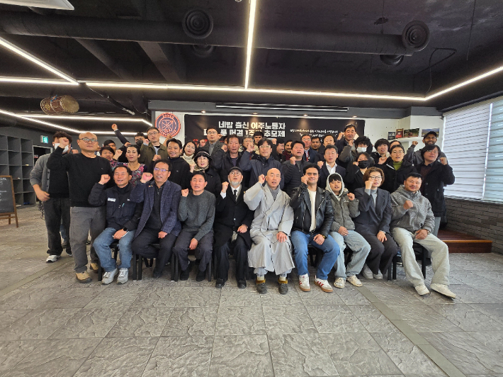 광주전남이주노동자인권네트워크가 22일 오전 전남 영암군 한 네팔 식당에서 네팔 출신 고(故) 뚤씨 푼 머걸씨의 1주기 추모제를 열고 기념 촬영을 하고 있다. 전남이주노동자인권네트워크 제공