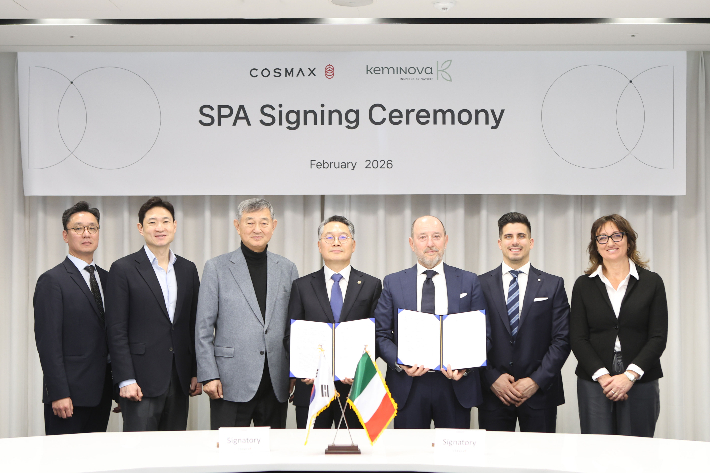 경기도 성남시 코스맥스 판교사옥에서 열린 주식매매계약 체결식에서 이경수 코스맥스그룹 회장(왼쪽 세번째), 최경 코스맥스 대표이사 부회장(왼쪽 네번째), 이병주 코스맥스비티아이 대표이사 부회장(왼쪽 두번째), 마우로 프란조니(Mauro Franzoni) 케미노바 대표이사(오른쪽 세번째) 등 양사 관계자들이 기념사진을 촬영하고 있다. 코스맥스 제공
