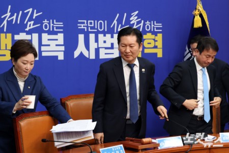 더불어민주당 정청래 대표가 23일 서울 여의도 국회에서 열린 최고위원회의에서 발언을 하고 있다.