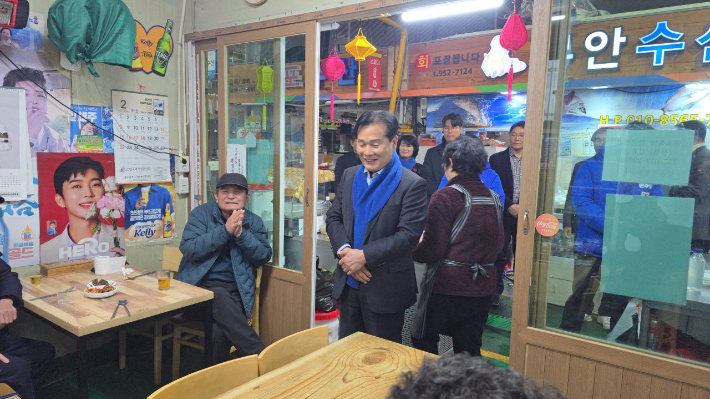 주철현 국회의원이 설 연휴 광주 대인시장을 찾아 시민들의 의견을 듣고 있다. 주철현 의원실 제공