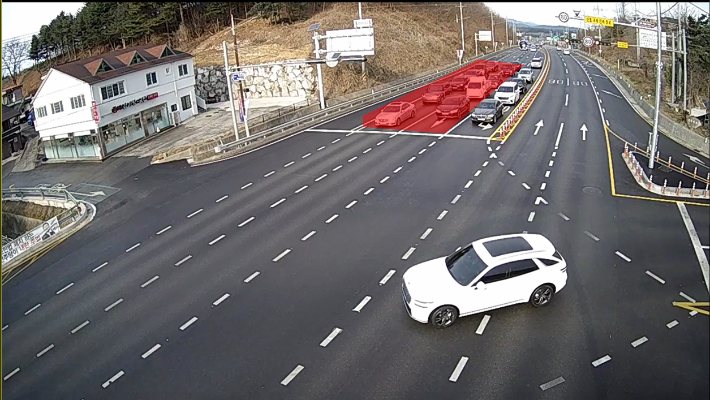 강릉아산병원사거리 실시간 신호운영 적용 후 차량 대기열. 강릉시 제공