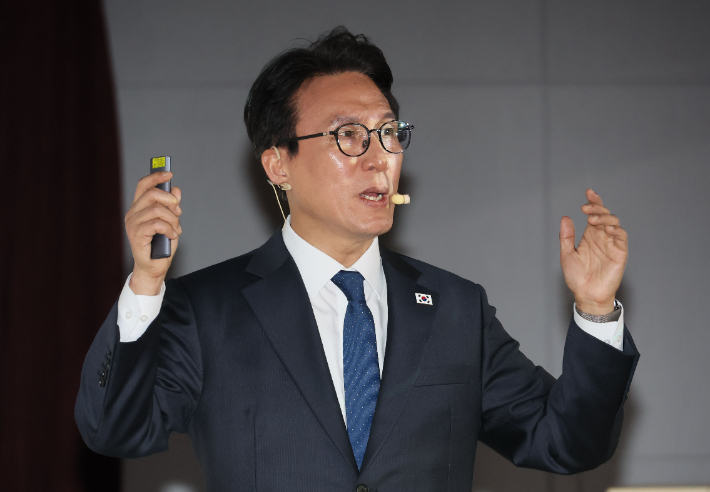 김민석 국무총리가 경북 포항시 포은흥해도서관에서 열린 더불어민주당 경북도당 초청 K-국정설명회에서 특별강연을 하고 있다. 연합뉴스