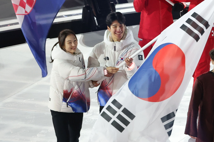 폐회식 기수 맡은 최민정-황대헌. 연합뉴스