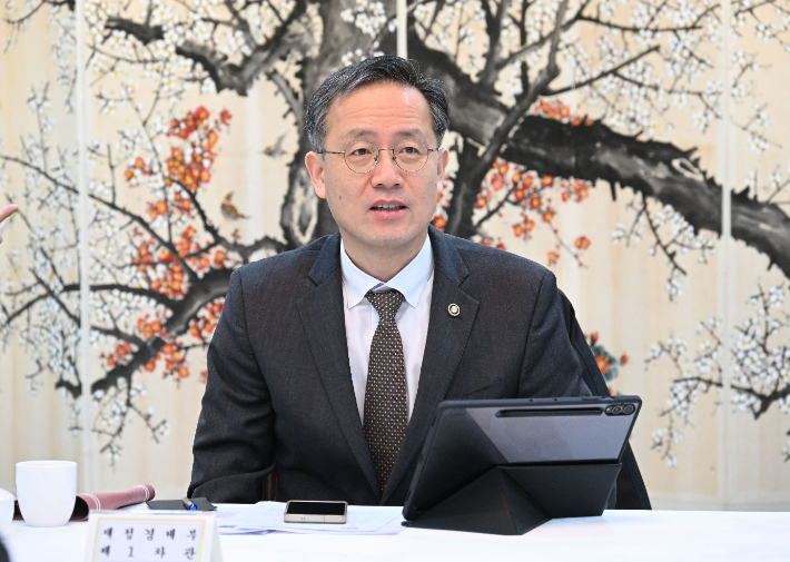 재정경제부는 23일 이형일 1차관 주재로 '시장상황 점검회의'를 열어 미 연방대법원의 상호관세 무효 판결에 따른 영향을 점검했다고 밝혔다. 재정경제부 제공 