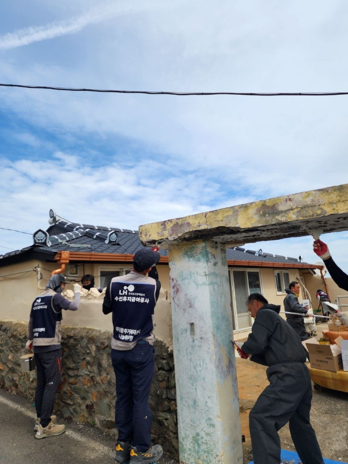 지난해 수선유지급여사업으로 보수 중인 노후 주택. 포항시 제공