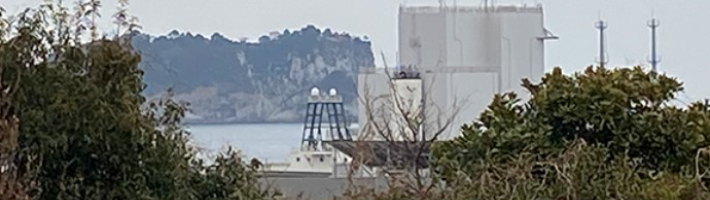 현재 제주해군기지에 정박해 있는 해상발사대. 강정친구들 제공