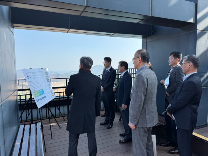 여수시와 전라남도 관계자들이 2026여수세계섬박람회 주행사장인 돌산 진모지구애서 공사 진행 상황을 점검하고 있다. 여수시 제공