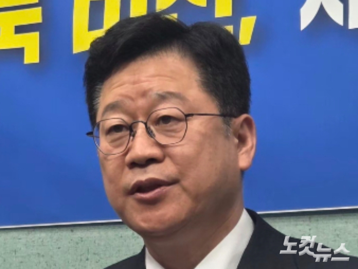 안호영 민주당 의원이 23일 전북도의회에서 기자회견을 하고 있다. 최명국 기자