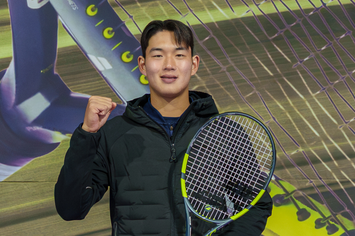 김포시청 김동주가 최근 바볼랏코리아 행사에서 올 시즌 선전을 다짐하는 포즈를 취한 모습. 바볼랏코리아 