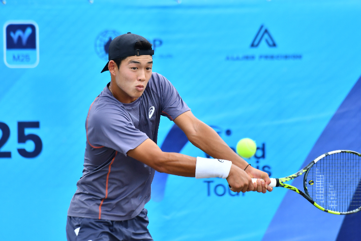 지난해 국제 대회에 출전한 김동주의 백핸드 드라이브 모습. 선수 제공 
