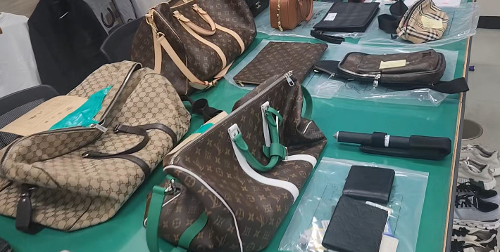 피의자들이 범죄 수익금으로 구매한 명품. 대전중부경찰서 제공