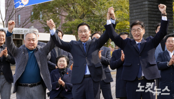 위성곤 의원 출마 기자회견. 송재호 전 의원(사진 왼쪽)과 위 의원, 문대림 의원이 손을 맞잡고 있다. 고상현 기자