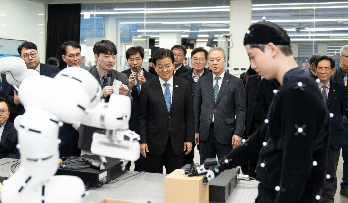 전북대·정동영 '피지컬AI' 사전검증 성과 점검...본사업 오는 4월 - 뉴스 썸네일 이미지