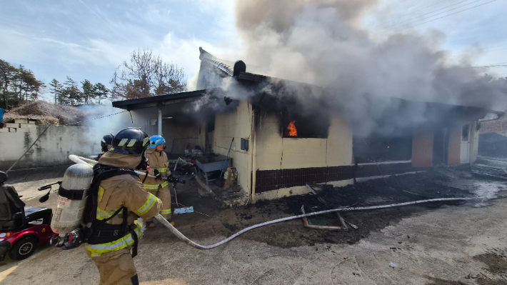 23일 낮 12시쯤 전남 나주시 봉황면의 한 주택에서 불이 나 소방당국이 진화 작업을 벌이고 있다. 전남 나주소방서 제공