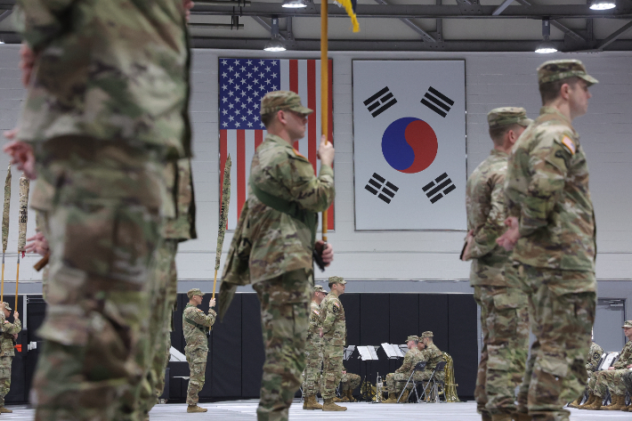 12일 오전 경기도 동두천시 캠프 케이시에서 열린 미2사단/한미연합사단 순환배치 부대 임무 교대식에서 미2사단 제2스트라이커 전투여단 장병들이 축사를 듣고 있다. 연합뉴스