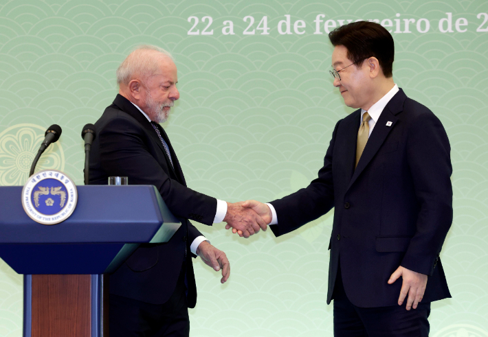 이재명 대통령과 루이스 이나시우 룰라 다시우바 브라질 대통령이 23일 청와대에서 공동언론발표를 마친 뒤 악수하고 있다. 연합뉴스