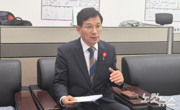 더불어민주당 유행열 전 청와대 선임행정관이 23일 청주시청 기자실을 찾아 또다시 제기된 미투(ME TOO) 주장에 대해 입장을 밝히고 있다. 최범규 기자