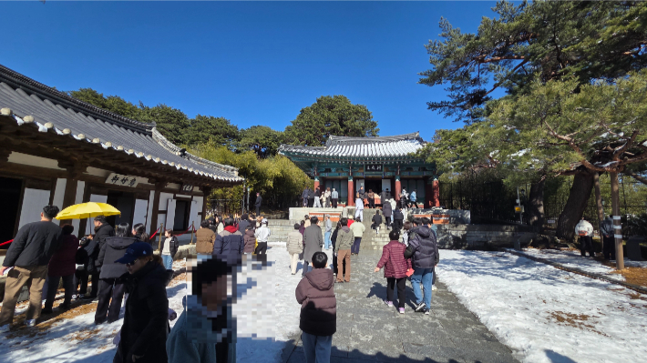  설 연휴 관광객들로 북적한 모습을 보인 강릉 오죽헌. 강릉시 제공