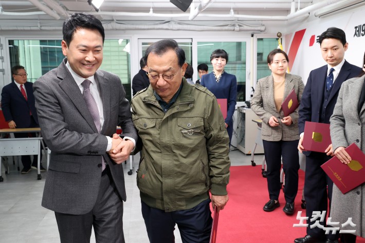 국민의힘 장동혁 대표와 이정현 공천관리위원장이 23일 서울 여의도 중앙당사에서 열린 제9회 전국동시지방선거 중앙당 공천관리위원회 공천 혁신 서약식을 마치고 손을 잡고 있다.