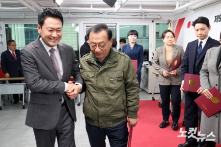 국민의힘 장동혁 대표와 이정현 공천관리위원장이 23일 서울 여의도 중앙당사에서 열린 제9회 전국동시지방선거 중앙당 공천관리위원회 공천 혁신 서약식을 마치고 손을 잡고 있다.