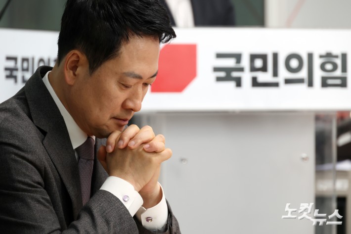 국민의힘 장동혁 대표가 23일 서울 여의도 중앙당사에서 열린 제9회 전국동시지방선거 중앙당 공천관리위원회 공천 혁신 서약식에서 생각에 잠겨있다.