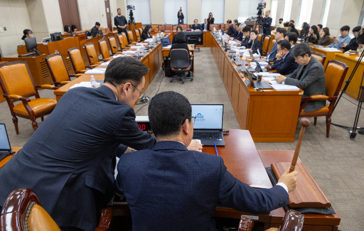 국회 행정안전위원회 신정훈 위원장이 23일 국회에서 열린 행안위 전체 회의에서 여당 주도로 상정된 국민투표법을 처리하고 있다. 연합뉴스