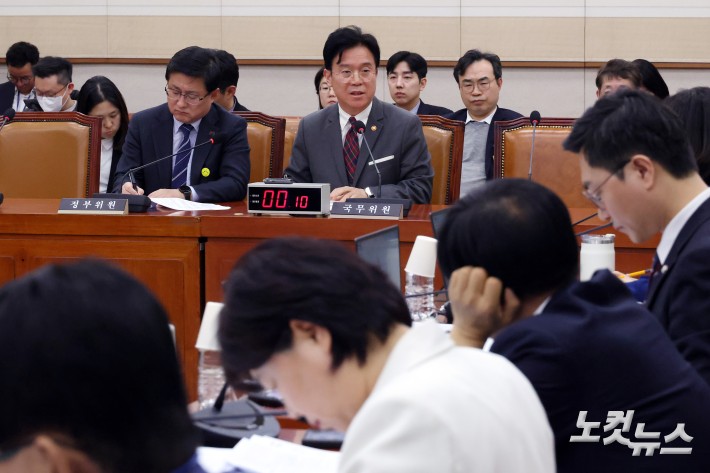 김영훈 고용노동부 장관이 23일 서울 여의도 국회에서 열린 법제사법위원회 전체회의에서 의원 질의에 답변을 하고 있다.