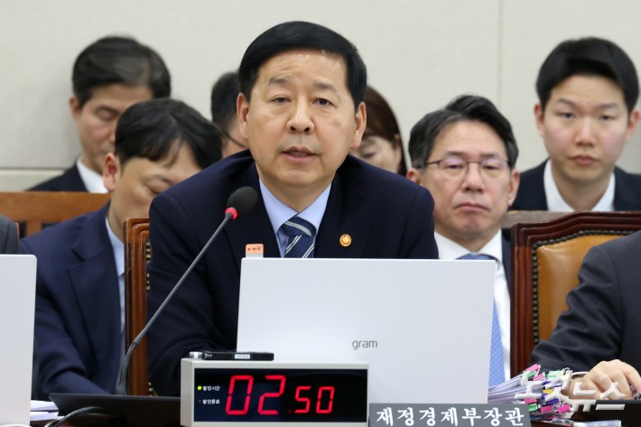구윤철 부총리 겸 재경경제부 장관이 23일 서울 여의도 국회에서 열린 재정경제기획위원회 전체회의에서 의원 질의에 답변을 하고 있다.