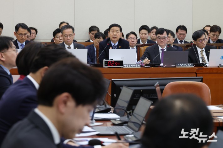 구윤철 부총리 겸 재경경제부 장관이 23일 서울 여의도 국회에서 열린 재정경제기획위원회 전체회의에서 의원 질의에 답변을 하고 있다.