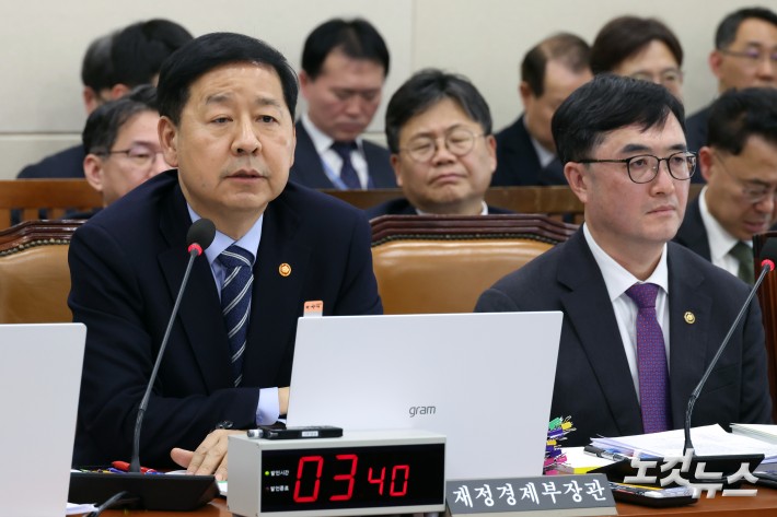 구윤철 부총리 겸 재경경제부 장관이 23일 서울 여의도 국회에서 열린 재정경제기획위원회 전체회의에서 의원 질의에 답변을 하고 있다.