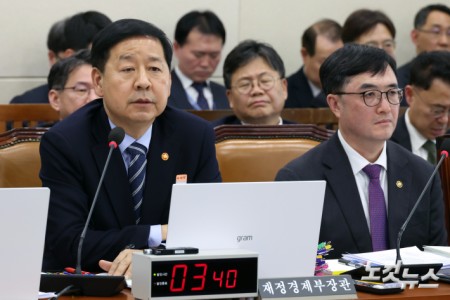 구윤철 부총리 겸 재경경제부 장관이 23일 서울 여의도 국회에서 열린 재정경제기획위원회 전체회의에서 의원 질의에 답변을 하고 있다.