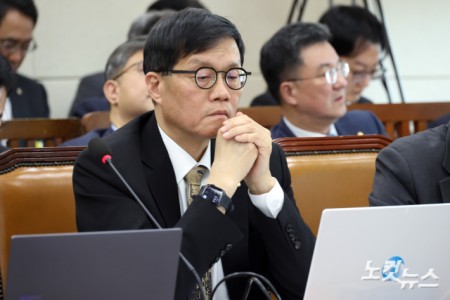 이창용 한국은행 총재가 23일 서울 여의도 국회에서 열린 재정경제기획위원회 전체회의에 출석해 생각에 잠겨있다.