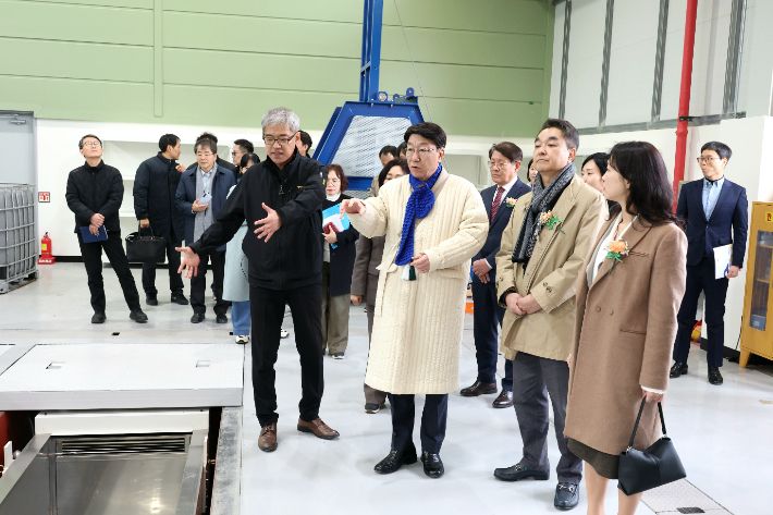 전주시는 23일 우범기 전주시장을 비롯해 전북특별자치도와 산업통상자원부, 전북테크노파크, 탄소·수소 관련 기업 관계자 등 150여 명이 참석한 가운데 팔복동 산업단지 내 한국탄소산업진흥원에서 '수소저장용기 인증시험센터' 개소식을 개최했다. 전주시 제공