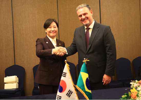 송미령 농림축산식품부 장관은 2월 23일 오후 서울에서 카를로스 엥히키 바케다 파바로 브라질 농업축산부 장관과 면담을 갖고 실질적인 농업 협력 방안을 논의했다. 농식품부 제공   