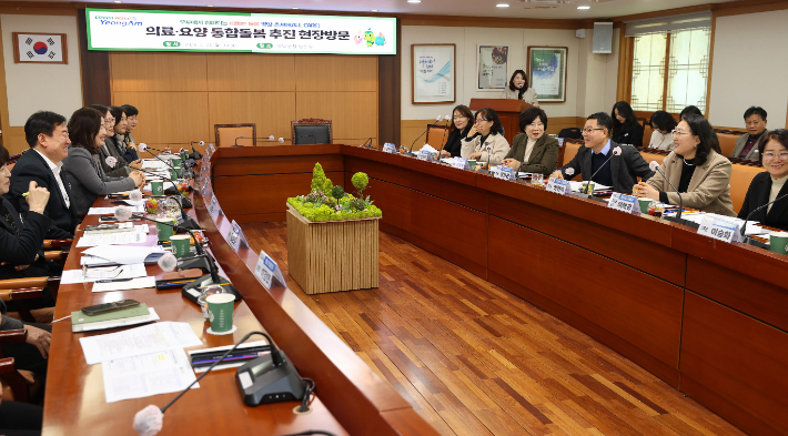 전라남도는 23일 영암군과 장흥군을 잇따라 방문해 의료·요양 통합돌봄 준비 상황을 살폈다. 전남도 제공