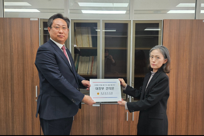 노치환 유보통합 특별위원장이 유보통합 3법의 조속한 개정 등이 담긴 건의문을 교육부에 전달했다. 경남도의회 제공 