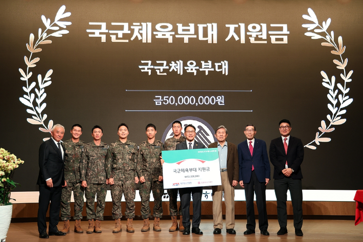 대한테니스협회 주원홍 회장(왼쪽부터), 권순우, 홍성찬, 정윤성 등 선수들과 이형택재단 이사장(오른쪽) 관계자들이 기념 촬영한 모습. 협회  