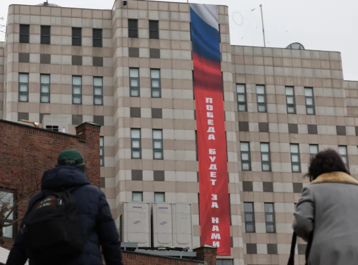 22일 서울 중구 주한 러시아대사관 건물 외벽에 '승리는 우리의 것이다'라고 적힌 현수막이 걸려 있다. 연합뉴스
